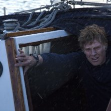 All Is Lost: Robert Redford nel mezzo di una tempesta in una scena del film