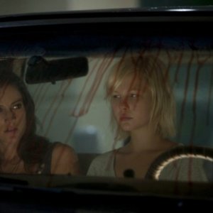 America Olivo e Adelaide Clemens sono Tamara ed Emma in No One Lives