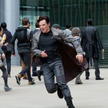 Benedict Cumberbatch in azione in un'immagine di Into Darkness - Star Trek