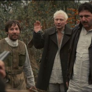 Bite the Dust: Maxim Vitorgan, Dmitry Kulichkov e Sergey Abroskin in una scena