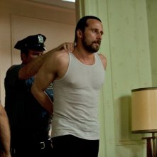 Blood ties: Matthias Schoenaerts ammanettato in una scena del film