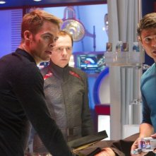 Chris Pine in una scena di Into Darkness - Star Trek con Simon Pegg e Karl Urban