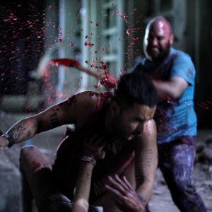 Eli Roth (al centro) in una drammatica scena di Aftershock
