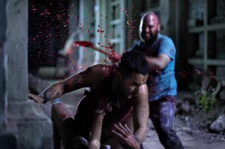 Eli Roth (al centro) in una drammatica scena di Aftershock