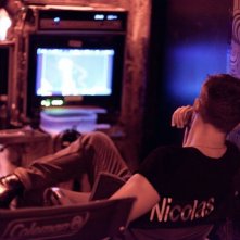 Il regista Nicolas Winding Refn, di spalle, sul set di Only God Forgives