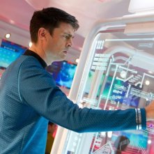 Karl Urban in una scena di Into Darkness - Star Trek nei panni di Bones