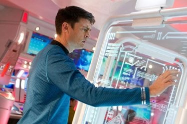 Karl Urban in una scena di Into Darkness - Star Trek nei panni di Bones