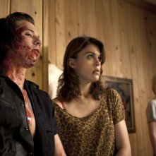 Lindsey Shaw e Adelaide Clemens (sullo sfondo) in No One Lives