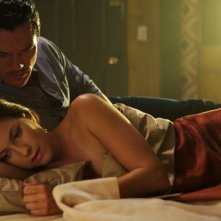 Luke Evans con Lindsey Shaw nel thriller-horror No One Lives, del 2013