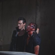 Luke Evans in una delle sequenze più violente di No One Lives