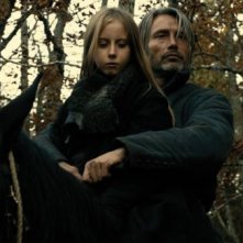 Mads Mikkelsen e Mélusine Mayance in una scena di Michael Kohlhaas