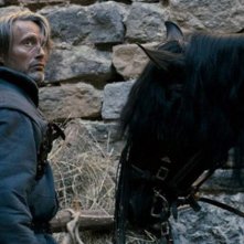 Mads Mikkelsen in una scena tratta dal film Michael Kohlhaas