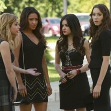 Pretty Little Liars: Ashley Benson, Troian Bellisario, Lucy Hale e Shay Mitchell in un'immagine della quarta stagione