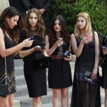 Pretty Little Liars: Janel Parrish, Ashley Benson, Troian Bellisario, Lucy Hale e Shay Mitchell in un'immagine della quarta stagione
