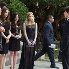 Pretty Little Liars: Sean Faris, Troian Bellisario, Ashley Benson, Lucy Hale e Shay Mitchell in un'immagine della quarta stagione