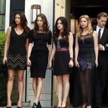 Pretty Little Liars: Tammin Sursok, Ashley Benson, Troian Bellisario, Lucy Hale e Shay Mitchell in un'immagine della quarta stagione