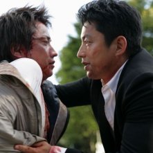 Shield of Straw: Takao Osawa in un faccia a faccia con Tatsuya Fujiwara in una scena del film