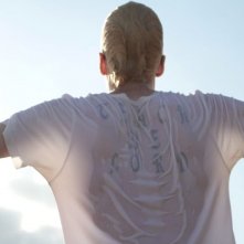 Tore tanzt: Julius Feldmeier di spalle in una scena del film