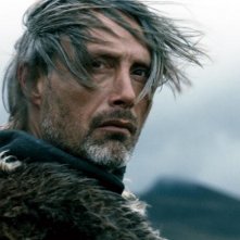 Un intenso primo piano di Mads Mikkelsen tratto da Michael Kohlhaas