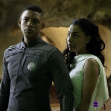 Will Smith e Sophie Okonedo  in una scena del post apocalittico After Earth