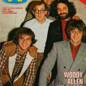 Woody Allen con i Gatti di Vicolo Miracoli su una copertina di TV Sorrisi e Canzoni (aprile 1980)