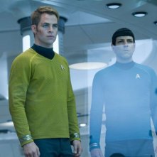 Zachary Quinto insieme a Chris Pine in una scena di Into Darkness - Star Trek