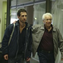 A strange Course of Events: Ori Pfeffer in una scena del film con Moni Moshonov