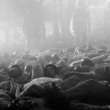 Death March: una scena di massa del film sulla marcia di Bataan del 1942 diretto da  Adolfo Alix Jr.