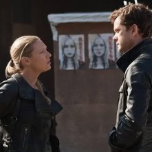 Fringe: Anna Torv e Joshua Jackson nell'episodio Five-Twenty-Ten
