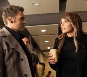 Fringe: Anna Torv e Seth Gabel in un momento dell'episodio Liberty