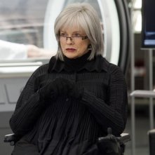 Fringe: Blair Brown in un momento nell'episodio Anomaly XB-6783746