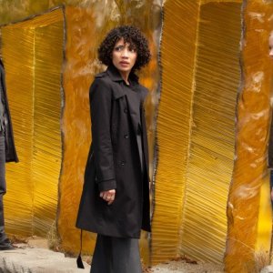 Fringe: Georgina Haig, Joshua Jackson e Jasika Nicole in un'immagine dell'episodio Unificatore di pensieri