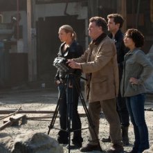 Fringe: Jasika Nicole, Anna Torv, John Noble e Joshua Jackson nell'episodio Five-Twenty-Ten