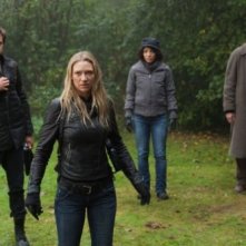 Fringe: John Noble, Anna Torv, Jasika Nicole e Joshua Jackson nell'episodio Black Blotter