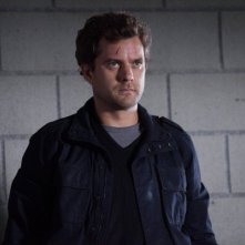 Fringe: Joshua Jackson in un momento dell'episodio The Human Kind