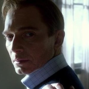 Fringe: Michael Cerveris in un momento dell'episodio The Boy Must Live