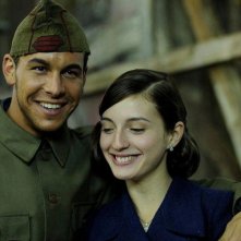 Mario Casas in una scena de La Mula con Maria Valverde