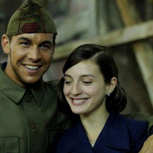 Mario Casas in una scena de La Mula con Maria Valverde