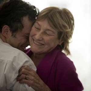 A Castle in Italy: Marisa Borini abbraccia Filippo Timi in una scena