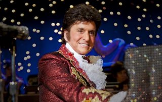 Behind the Candelabra: Michael Douglas sorridente in una scena del film