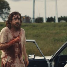 Blue Ruin: il protagonista Macon Blair insanguinato in una scena