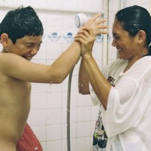 Ilo Ilo: Angeli Bayani con il piccolo Koh Jia Ler in una scena