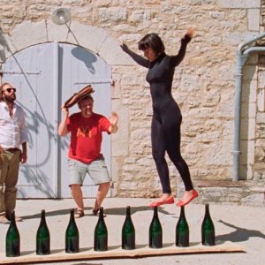 La fille du 14 juillet: Vimala Pons con Vincent Macaigne e Grégoire Tachnakian in una scena
