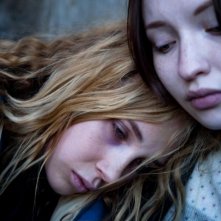 Magic Magic: Juno Temple con Emily Browning in una scena