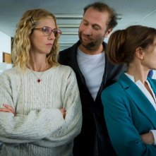 Tip Top:  Isabelle Huppert, Sandrine Kiberlain e François Damiens in una scena