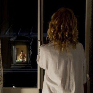 Tip Top: Sandrine Kiberlain di spalle in una scena del film