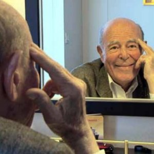 Un voyageur: il regista e interprete Marcel Ophuls in una scena del film