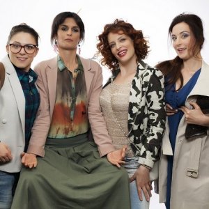 Bye Bye Cinderella: una foto promozionale del cast della serie
