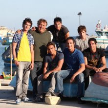 Come un delino la serie: Lorenzo De Angelis, Maurizio Mattioli, Jacopo Cavallaro, Federico Costantini, Gianluca Di Gennaro, Raoul Bova e Tommaso Ramenghi in una foto promozionale