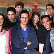Come un delino la serie: Valentina Imperatori, Jacopo Cavallaro, Raoul Bova, Claudia Vismara, Gianluca Di Gennaro, Marianna Di Martino, Lorenzo De Angelis e Tommaso Ramenghi in una foto promozionale